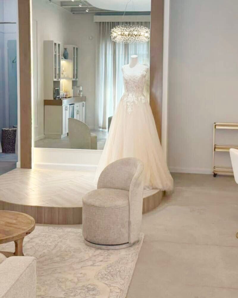 Vestido de novia sobre el pedestal del salón de Altara