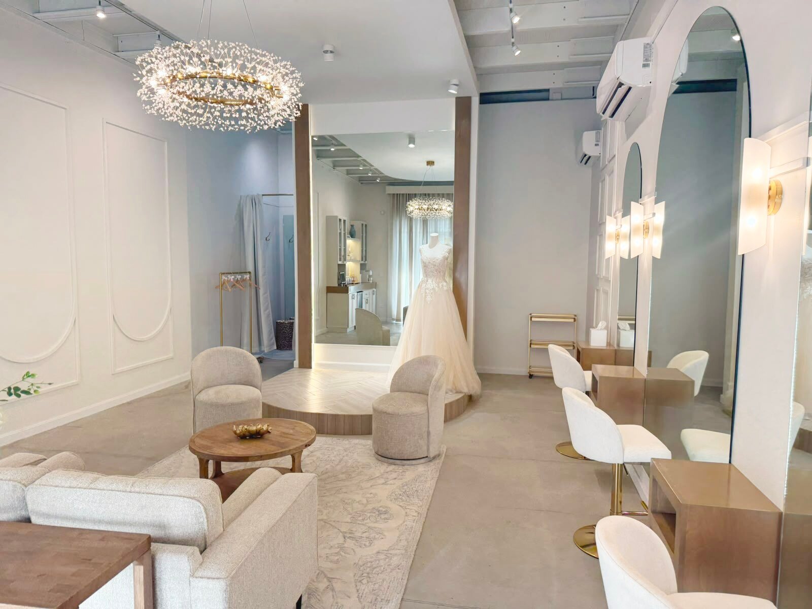 Salón principal de Altara Bridal Suite: sala, pedestal y vestidor
